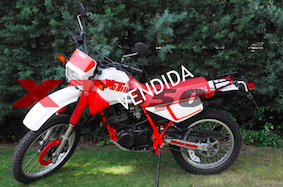Yamaha XT 350 blanca y roja del año 91